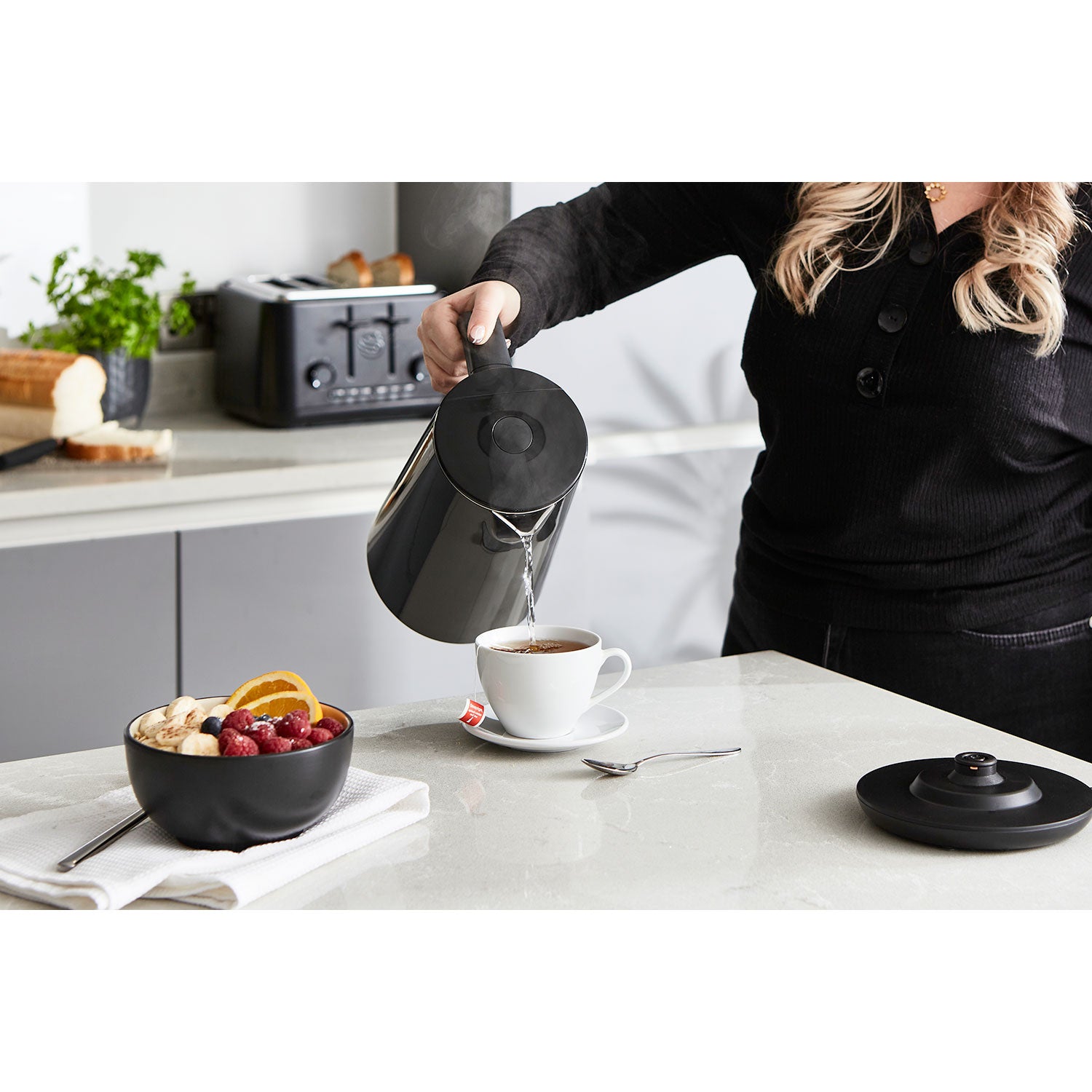 Alexa Bouilloire Électrique Intelligente WIFI 1,5L, Sans Fil, Écran Tactile LED 1800 Noir SK14650BLKNEU - Mathon - 4