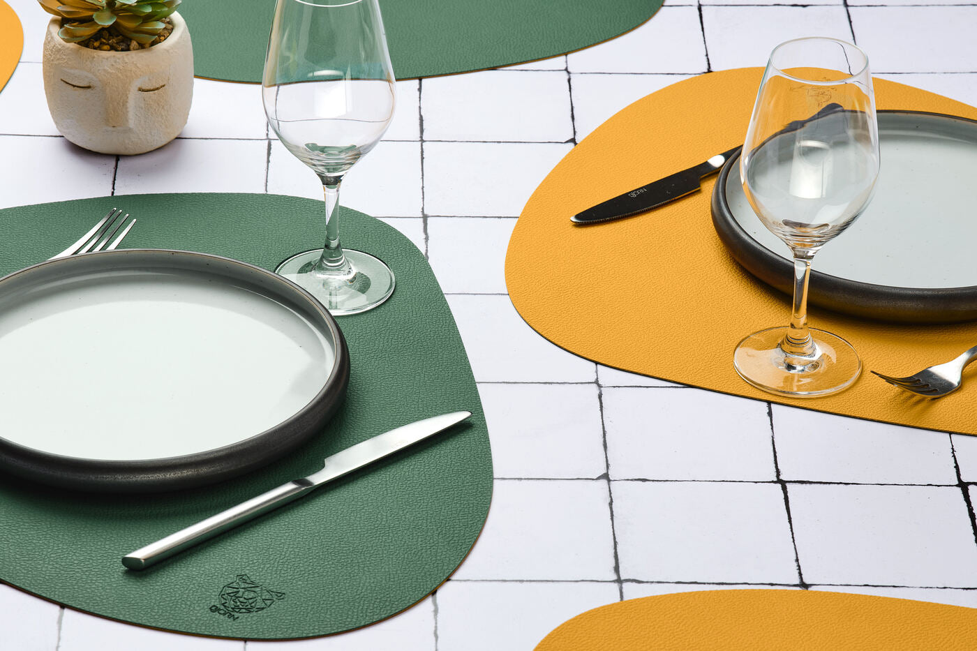 Set de table curve réversible - 6 pièces - Cuir recyclé jaune moutarde et vert sapin Björn - Mathon - 2