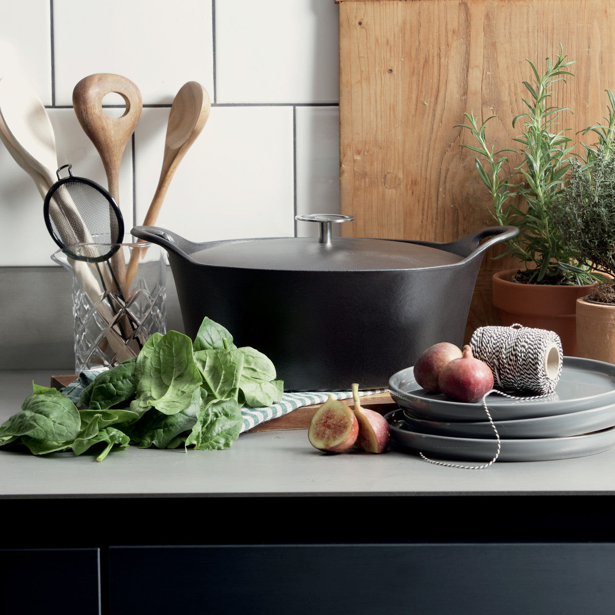 Volcan - Cocotte Ovale 35cm fonte de fer émaillée noire avec couvercle Cuisinox - Mathon - 2