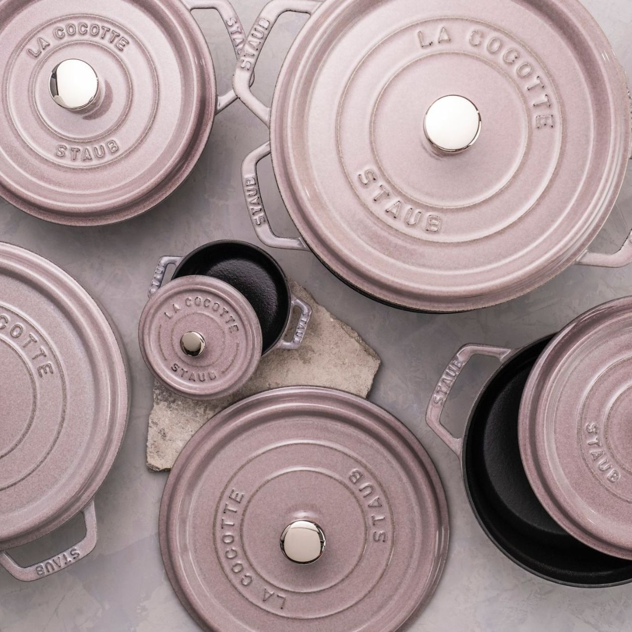 Cocotte 28 cm, Rond(e), Fleur de Cerisier, Fonte Staub - Mathon - 2