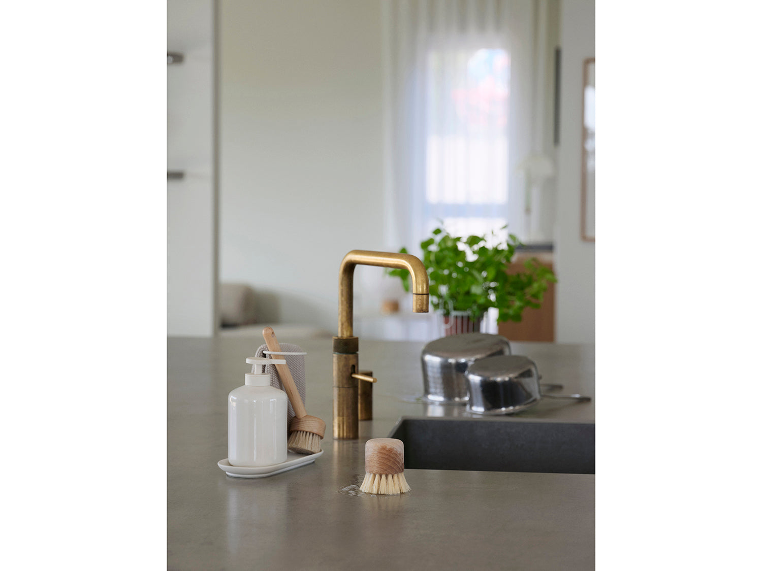 Set de vaisselle INU avec pompe brosse et lavette Blanc cassé Zone Denmark - Mathon - 6