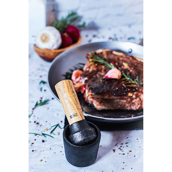 Mortier et pilon denté en fonte et bois d