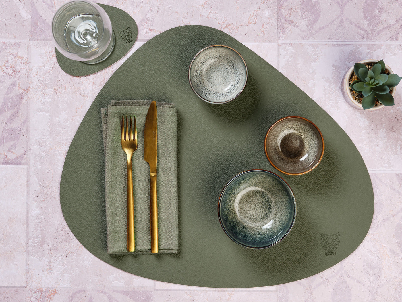 Sous-verre curve réversible - 6 pièces - Cuir recyclé blanc crème et vert de gris Björn - Mathon - 6