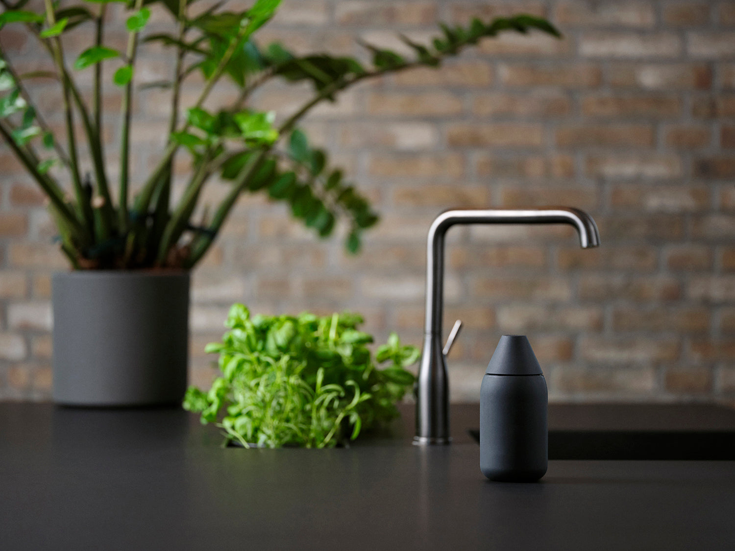 Distributeur de savon SINGLES en abs et silicone Noir Zone Denmark - Mathon - 6