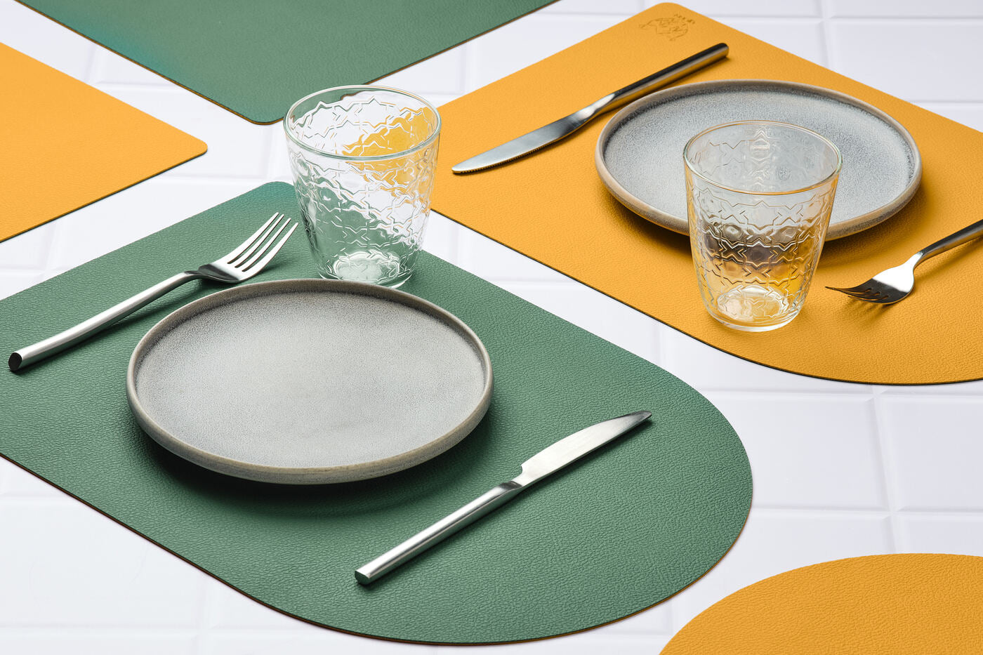 Set de table rectangovale réversible - 6 pièces - Cuir recyclé jaune moutarde et vert sapin Björn - Mathon - 2