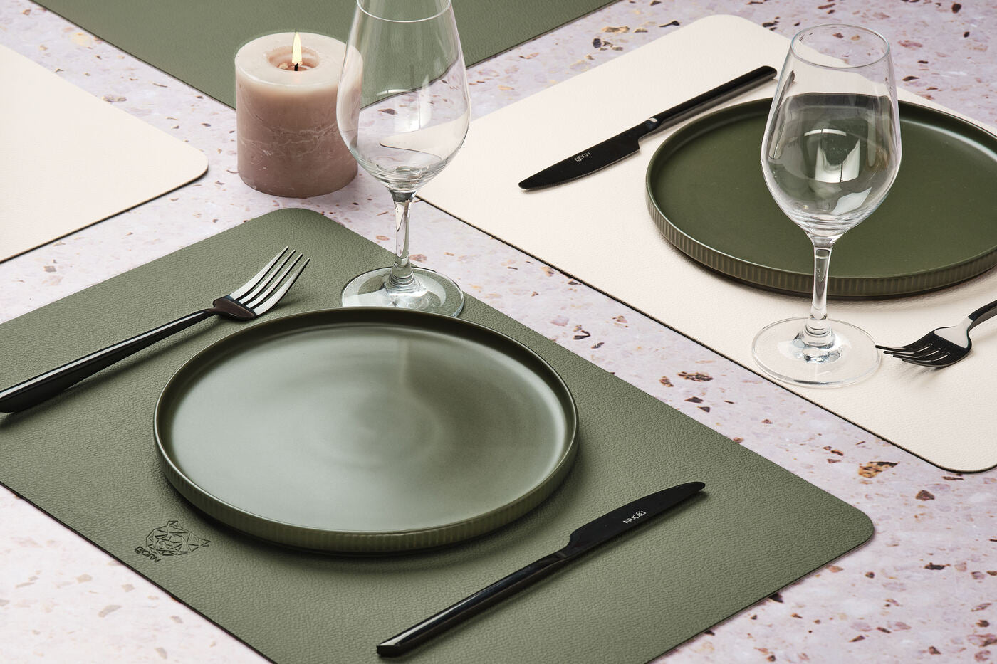 Set de table rectangulaire réversible - 6 pièces - Cuir recyclé blanc crème et vert de gris Björn - Mathon - 2