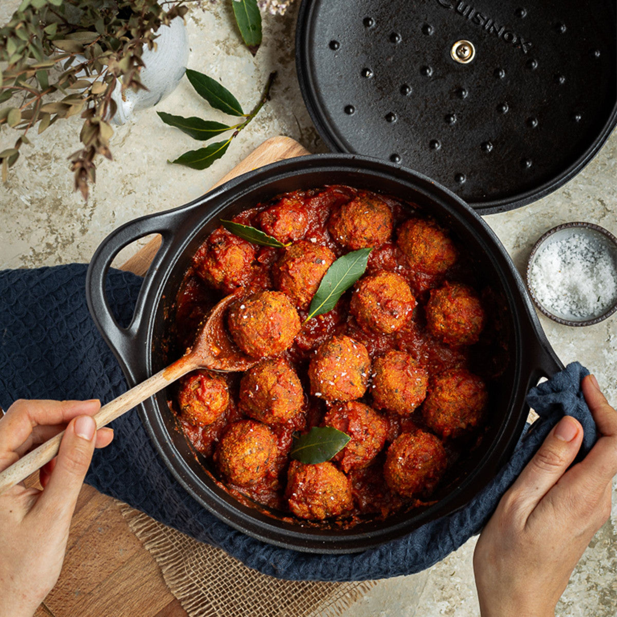 Volcan - Cocotte ronde 20cm fonte de fer émaillée noire avec couvercle Cuisinox - Mathon - 3