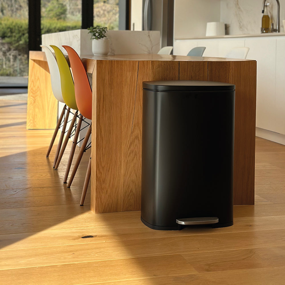Poubelle de cuisine à pédale 50L Design ADMIRAL Noir mat en acier Inox avec seau et fermeture douce Kitchen Move - Mathon - 2