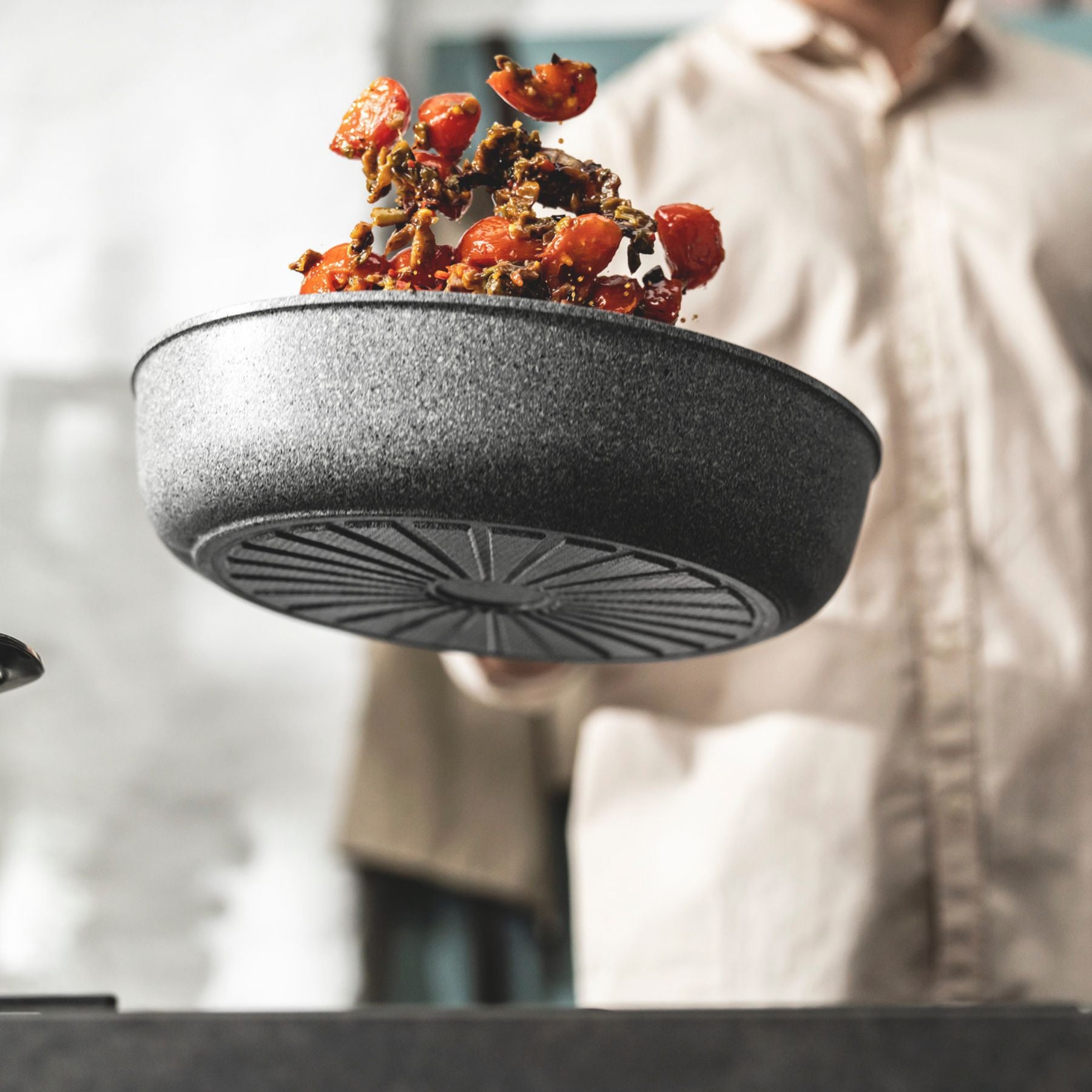 Sauteuse avec couvercle, 28 cm, Aluminium, Revêtement antiadhésif en céramique renforcée en titane Ballarini - Mathon - 3