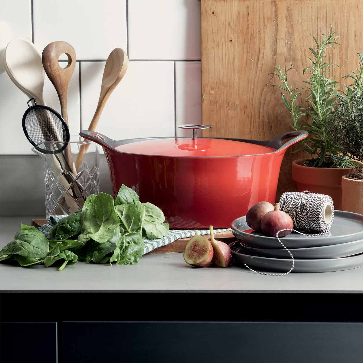 Volcan - Cocotte ovale 29cm fonte de fer émaillée rouge avec couvercle Cuisinox - Mathon - 2