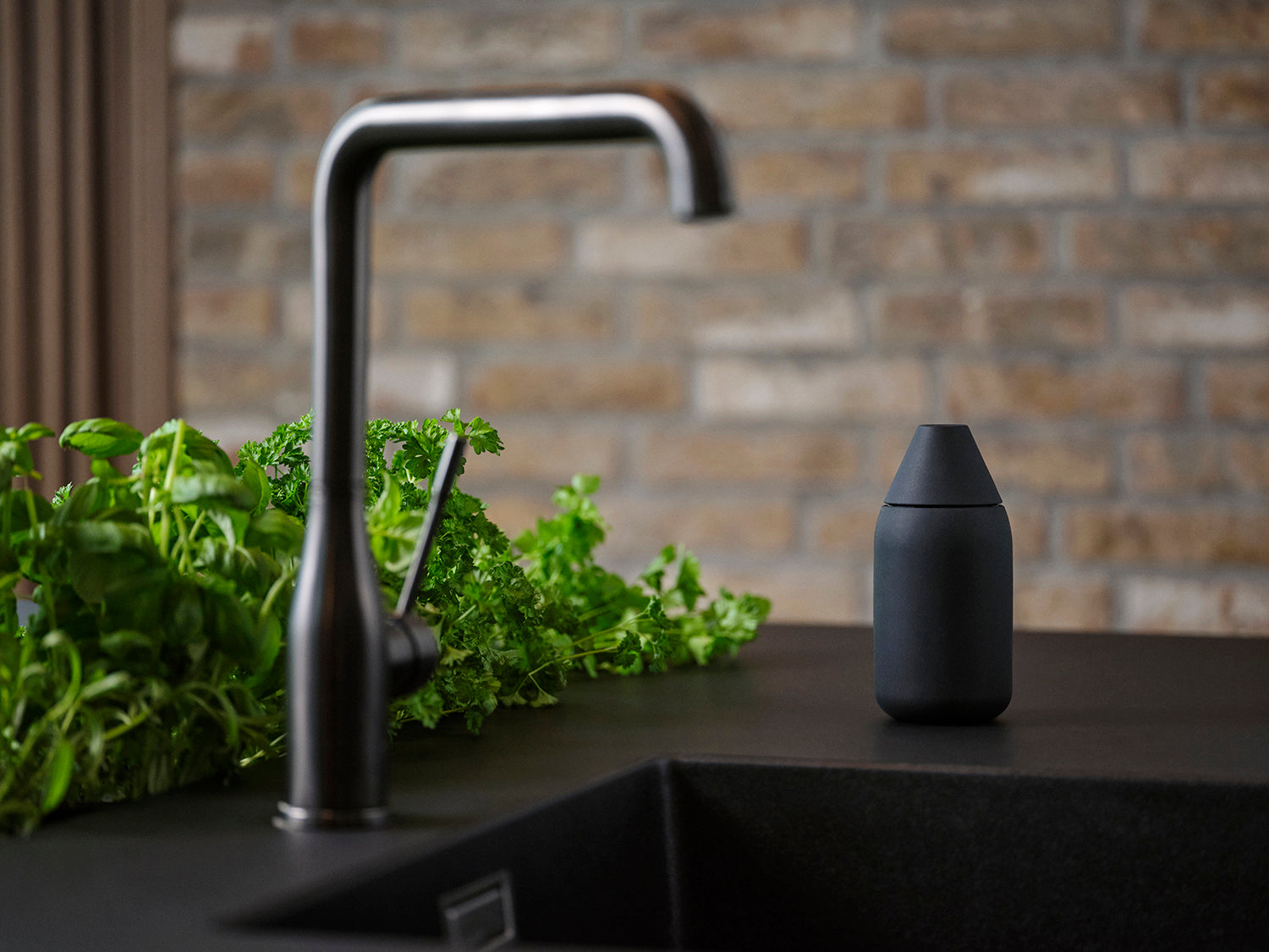 Distributeur de savon SINGLES en abs et silicone Noir Zone Denmark - Mathon - 8