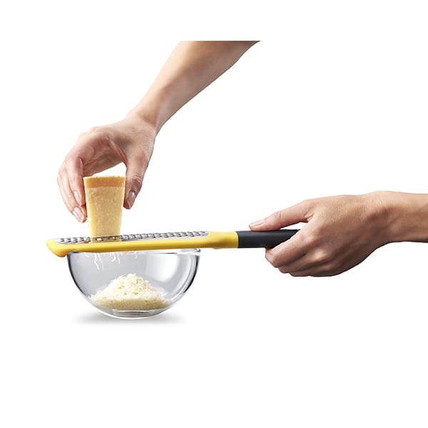 Râpe GripGrater à lame épaisse en inox jaune Joseph Joseph - Mathon - 2