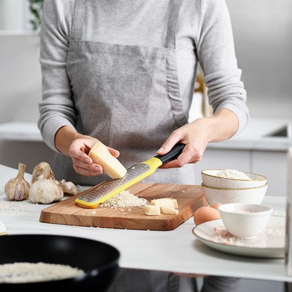Râpe GripGrater à lame épaisse en inox jaune Joseph Joseph - Mathon - 3