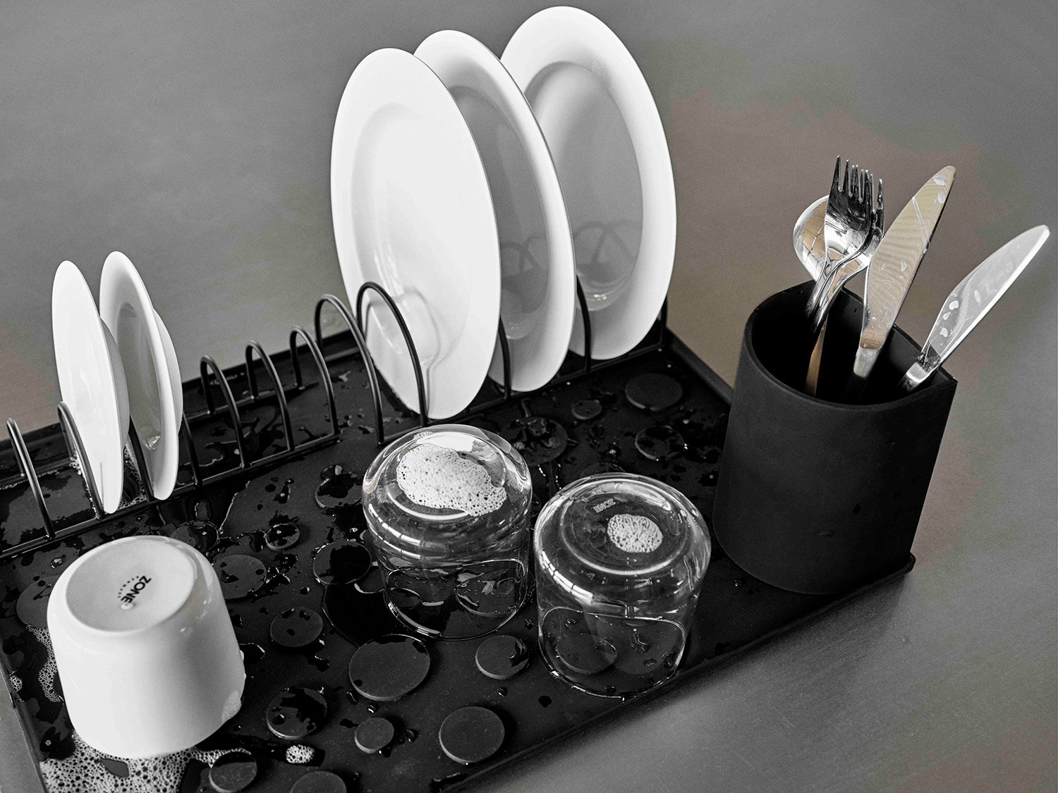 Égouttoir à vaisselle DIISH en silicone et métal Noir Zone Denmark - Mathon - 4