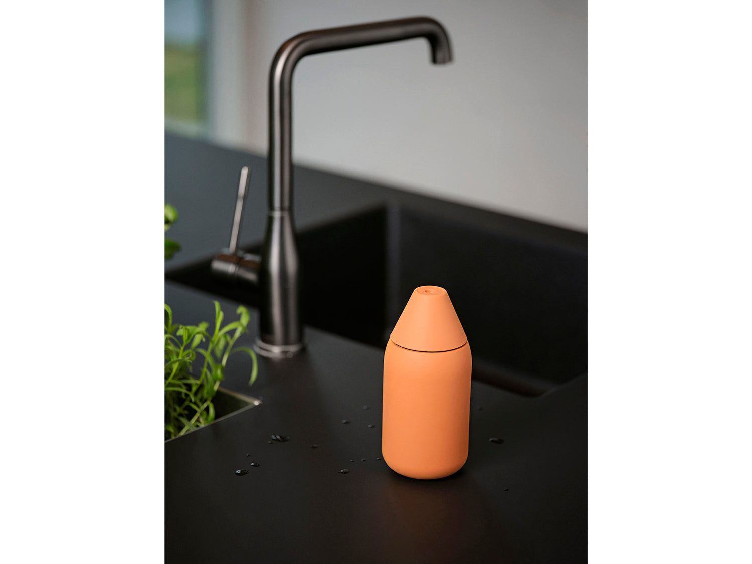 Distributeur de savon SINGLES en abs et silicone Abricot Zone Denmark - Mathon - 7