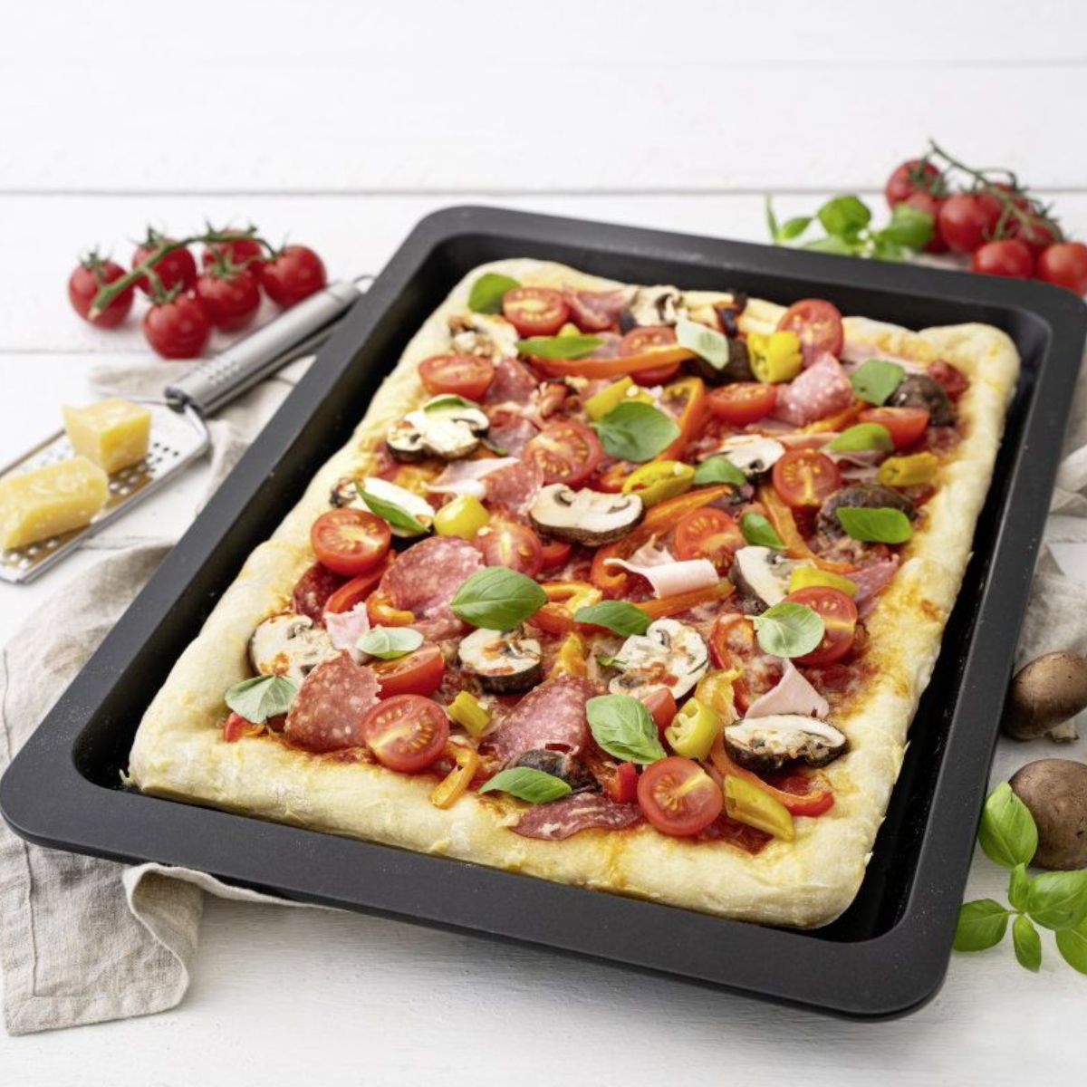 Ensemble pour pizza avec une plaque de cuisson four, 2 planches à pizza rondes et une roulette à pizza Fackelmann - Mathon - 5