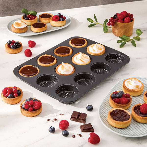 Lot plaque 12 mignardises micro-perforée en acier antiadhérent 29 x 22 cm avec rouleau de 24 poches pâtissières jetables et coffret de 12 douilles inox Mathon - Mathon - 2