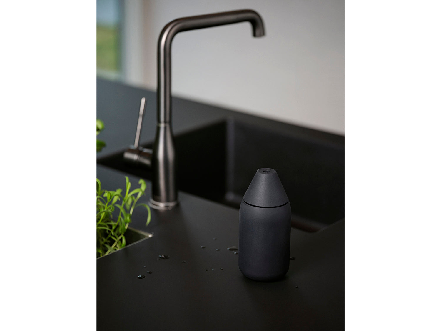 Distributeur de savon SINGLES en abs et silicone Noir Zone Denmark - Mathon - 7