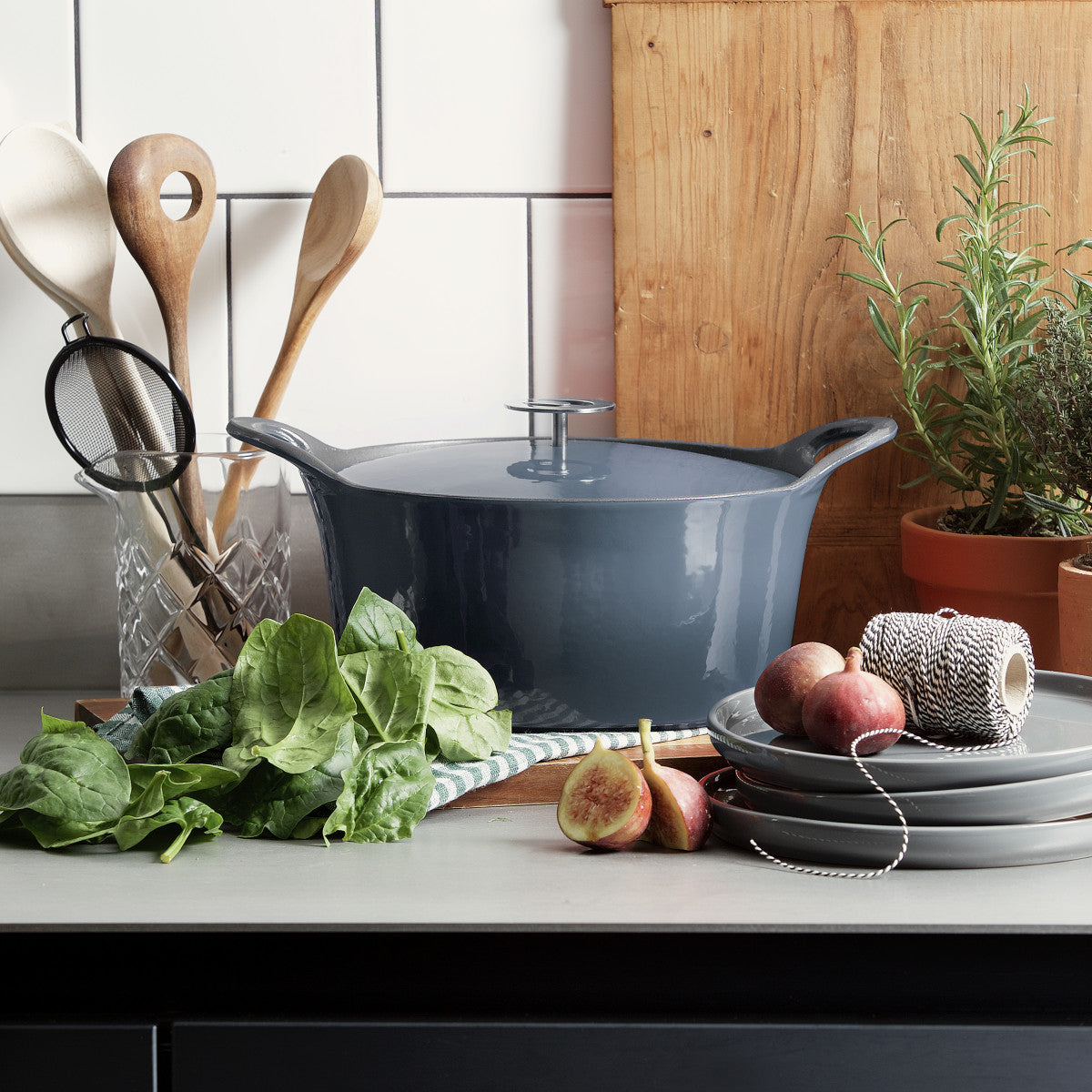 Volcan - Cocotte ronde 20cm fonte de fer émaillée bleue denim avec couvercle Cuisinox - Mathon - 2