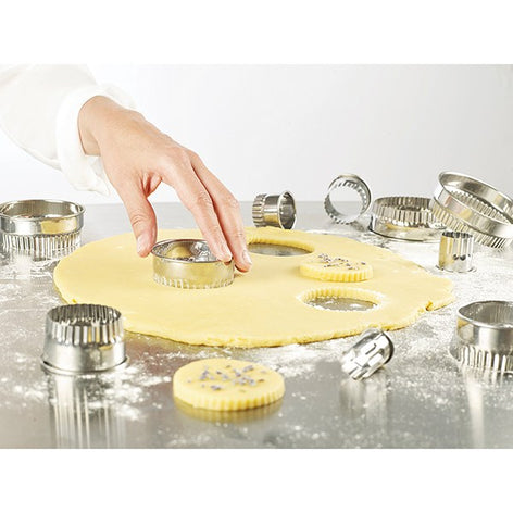 Boîte de 14 découpoirs ronds cannelés en inox  2 à 10,7 cm Mathon - Mathon - 1