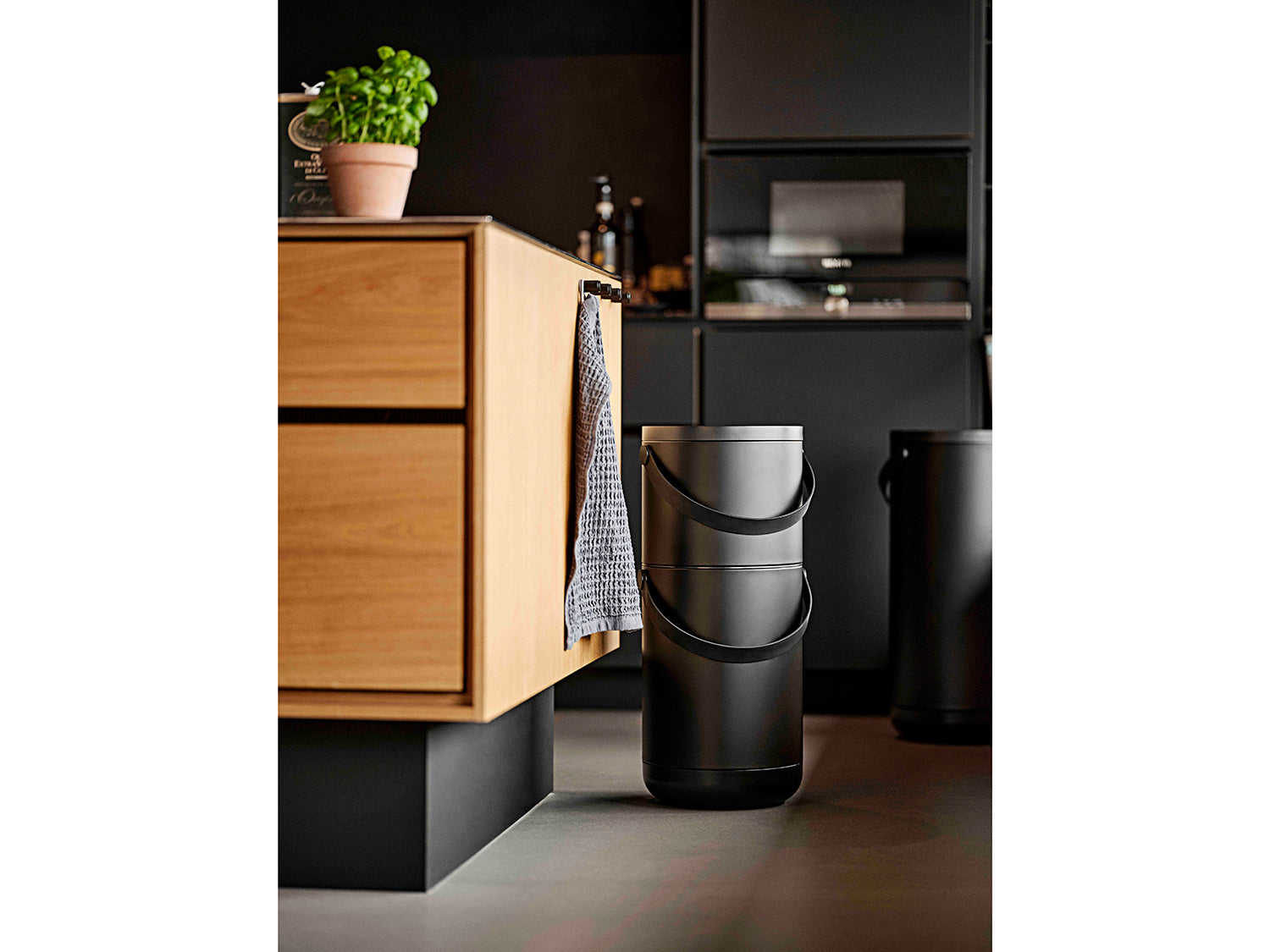 Poubelle CIRCULAR en abs et métal Noir Zone Denmark - Mathon - 5