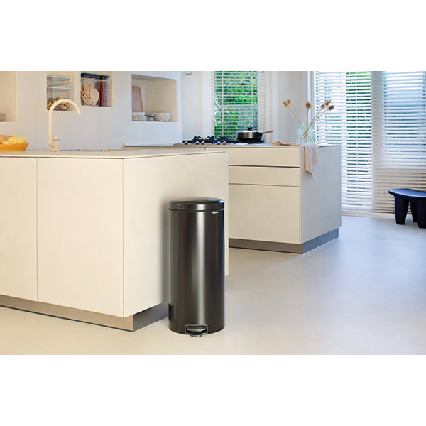 Poubelle ronde à pédale NewIcon 30 L noire  Brabantia - Mathon - 2