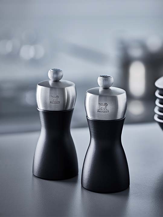 Fidji Moulin à poivre manuel en bois et inox couleur noir 12 cm Peugeot - Mathon - 4