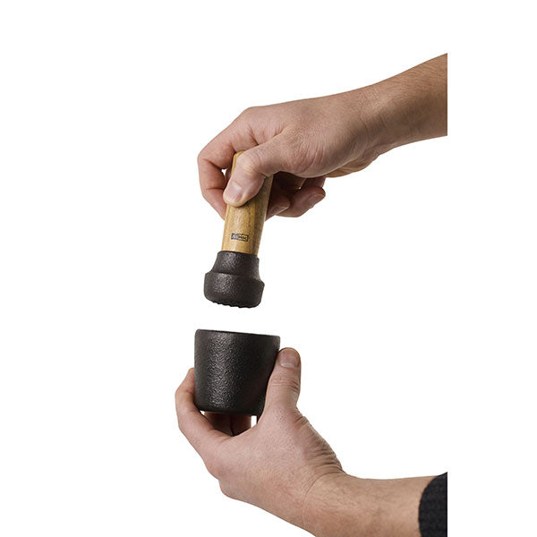 Mortier et pilon denté en fonte et bois d