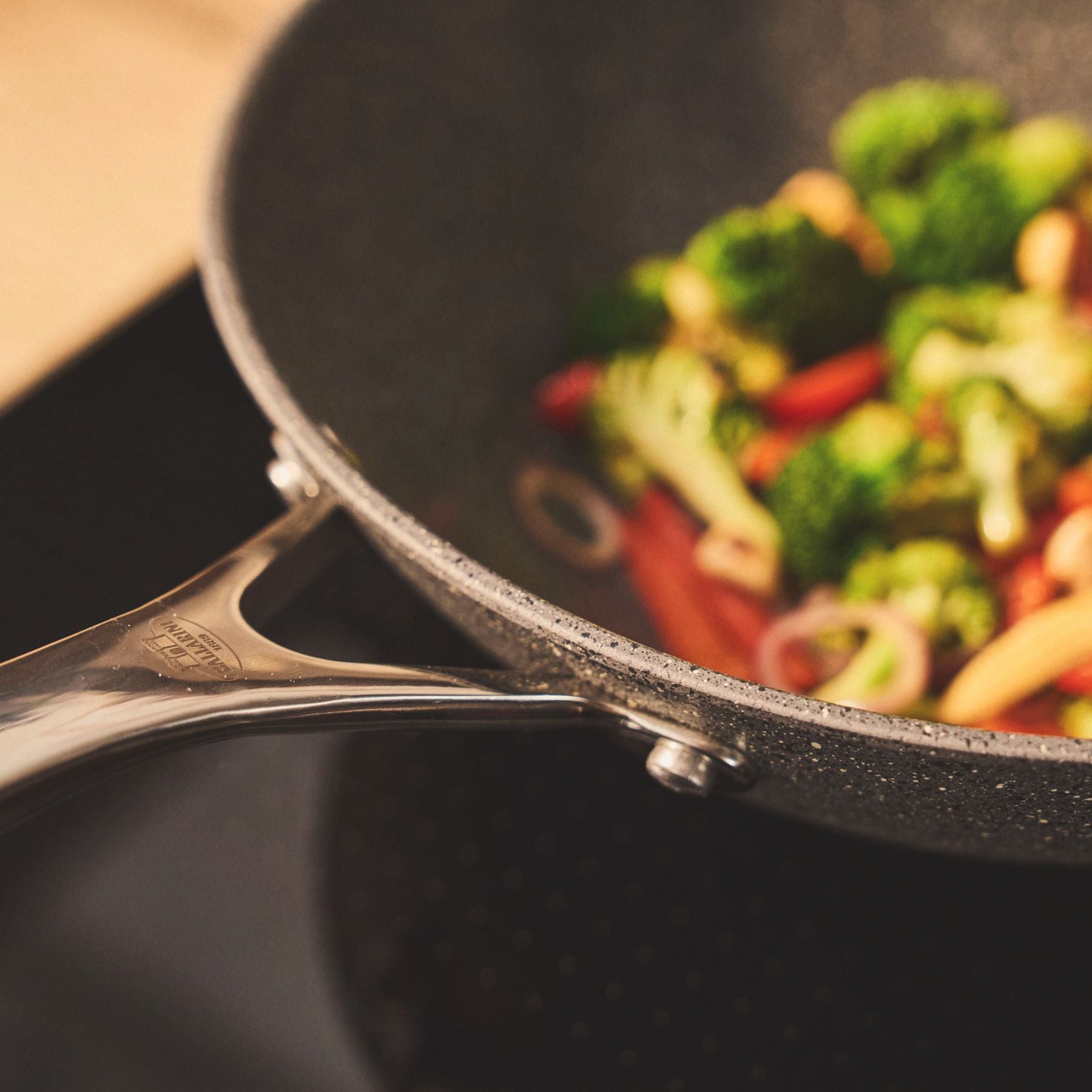 Wok, 30 cm, Aluminium, Revêtement antiadhésif en céramique renforcée en titane Ballarini - Mathon - 2