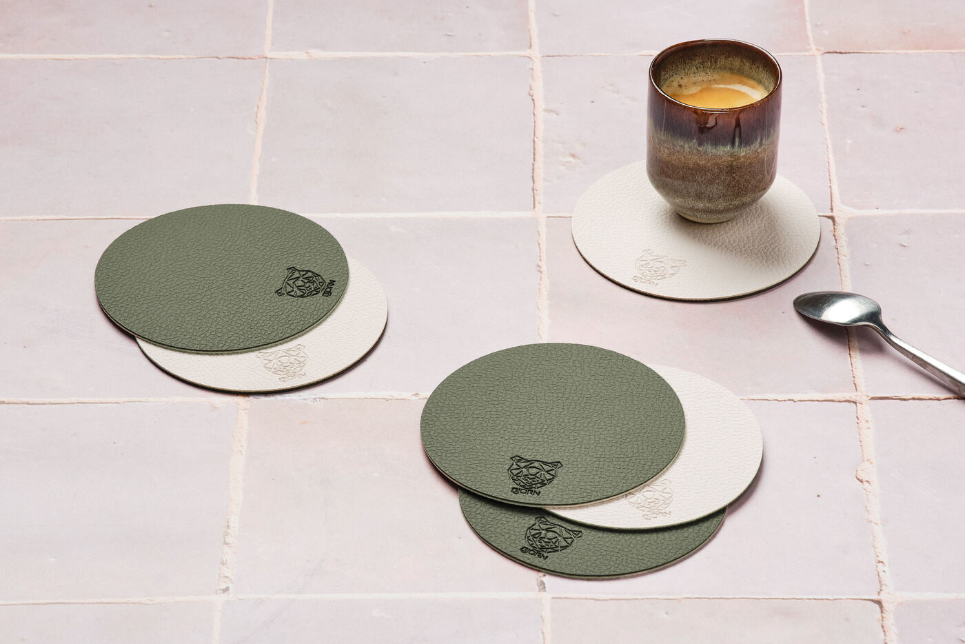 Sous-verre rond réversible - 6 pièces - Cuir recyclé blanc crème et vert de gris Björn - Mathon - 2