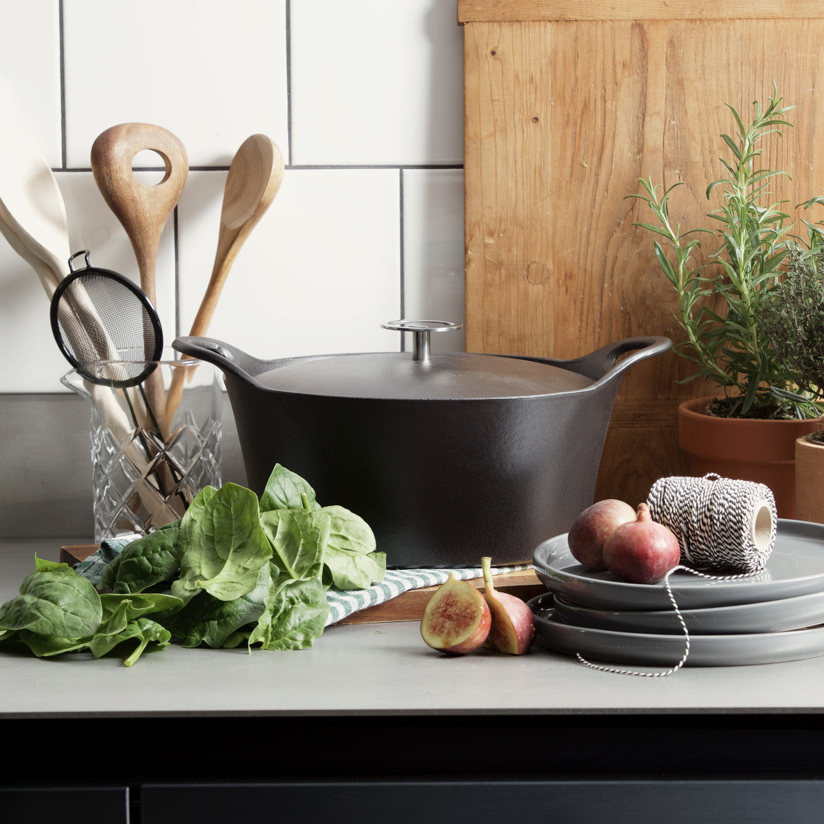 Volcan - Cocotte ronde 20cm fonte de fer émaillée noire avec couvercle Cuisinox - Mathon - 2