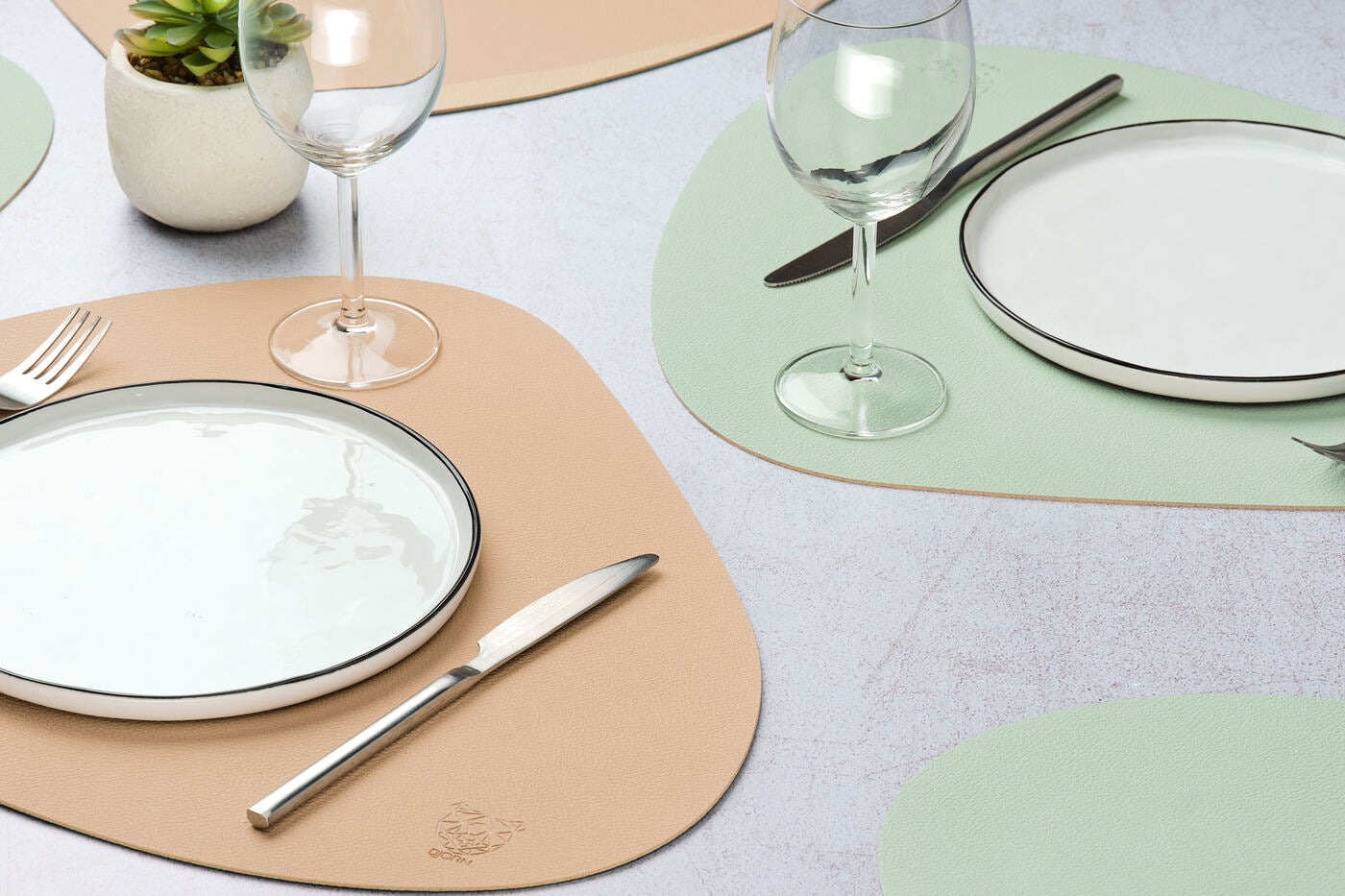 Set de table curve réversible - 6 pièces - Cuir recyclé rose pâle et vert pâle Björn - Mathon - 2
