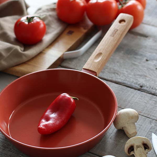 Poêle Ector induction aluminium revêtu manche en bois 20 cm rouge Ogo - Mathon - 4