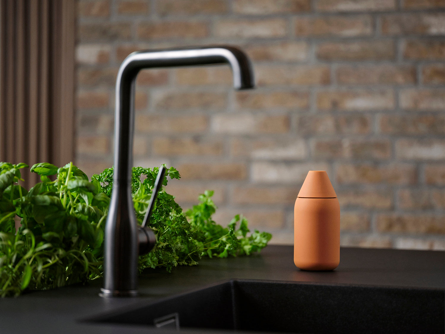 Distributeur de savon SINGLES en abs et silicone Abricot Zone Denmark - Mathon - 8