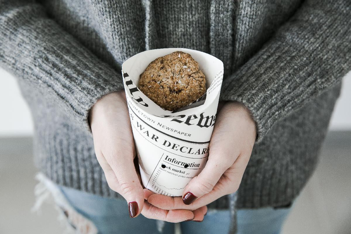 50Pcs - Gobelet snack refermable perforé carton blanc décor journal   H118mm 270ml FirstPack - Mathon - 3