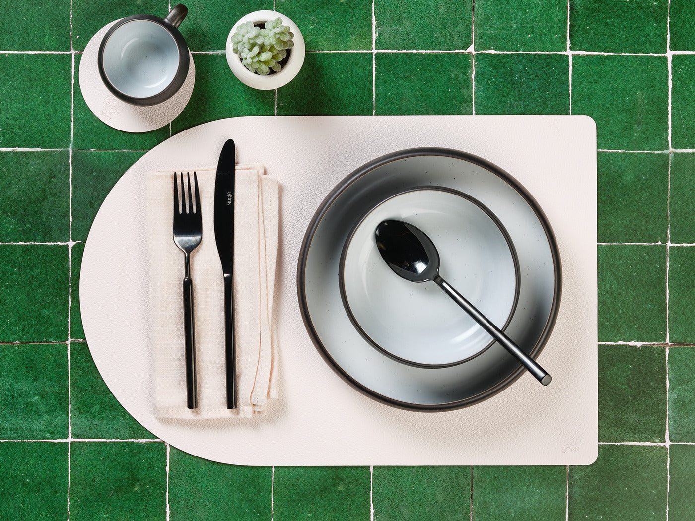 Sous-verre rond réversible - 6 pièces - Cuir recyclé blanc crème et vert de gris Björn - Mathon - 6