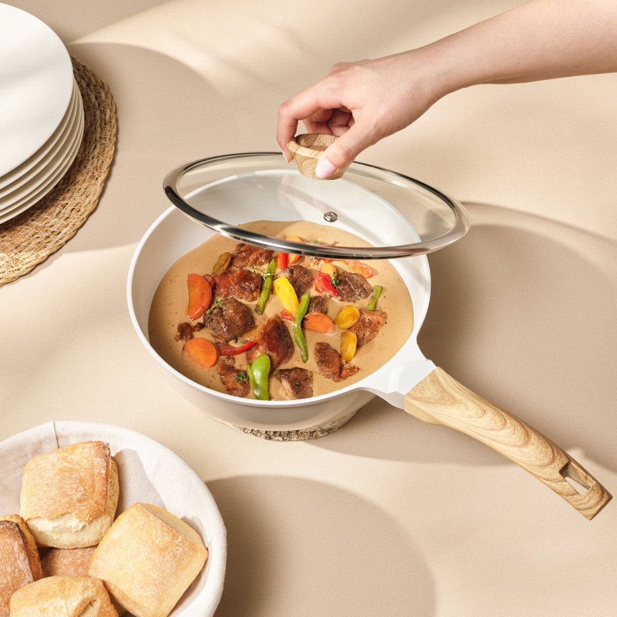 Mythic - Sauteuse 24 cm avec revêtement en céramique blanche et couvercle Cuisinox - Mathon - 5