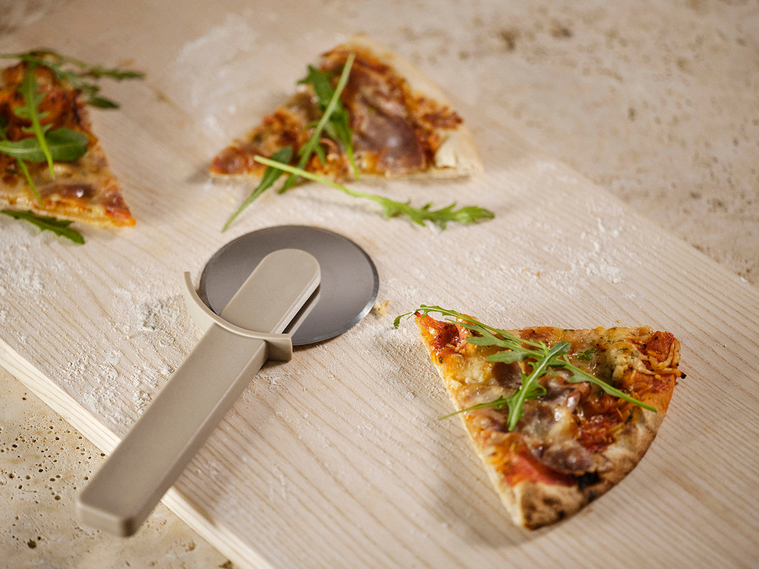 Roulette à pizza SINGLES en polypropylène et acier inoxydable Taupe doux Zone Denmark - Mathon - 3