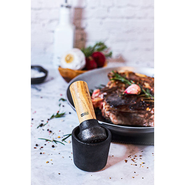 Mortier et pilon denté en fonte et bois d