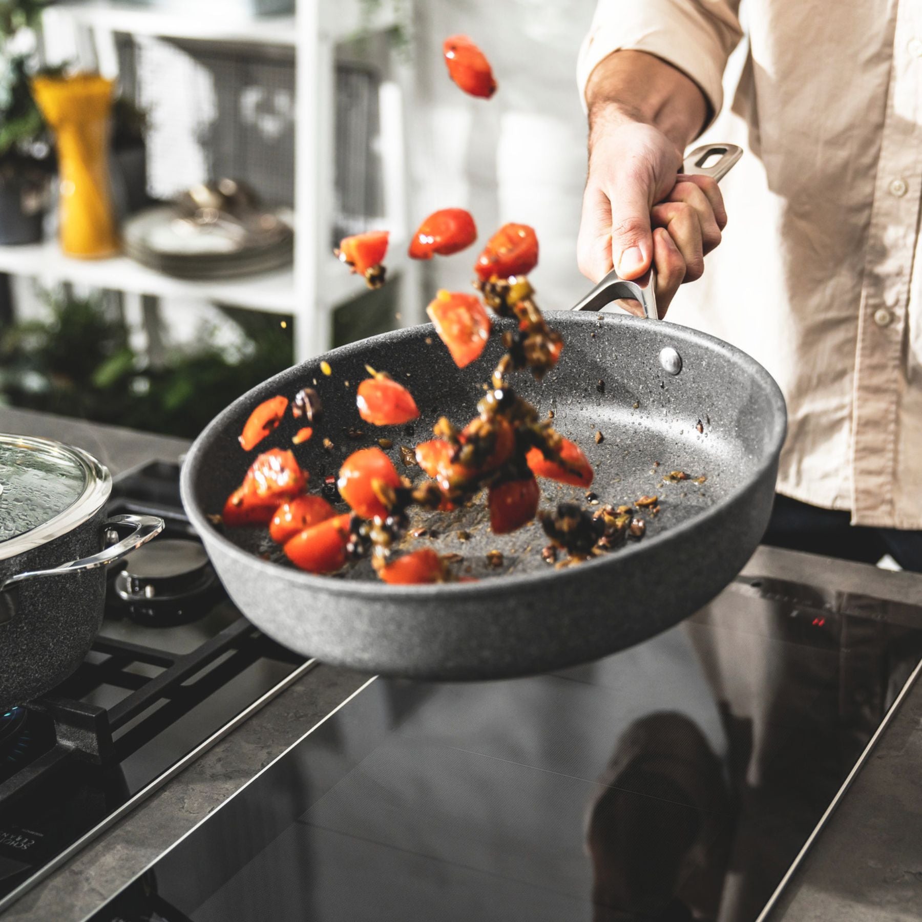 Sauteuse avec couvercle, 28 cm, Aluminium, Revêtement antiadhésif en céramique renforcée en titane Ballarini - Mathon - 4