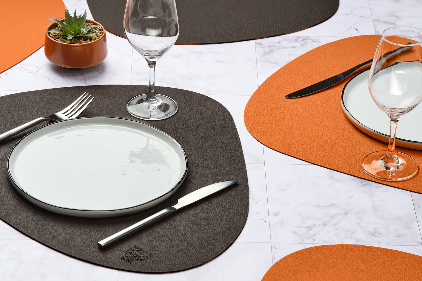 Set de table curve réversible - 6 pièces - Cuir recyclé orange et chocolat Björn - Mathon - 2