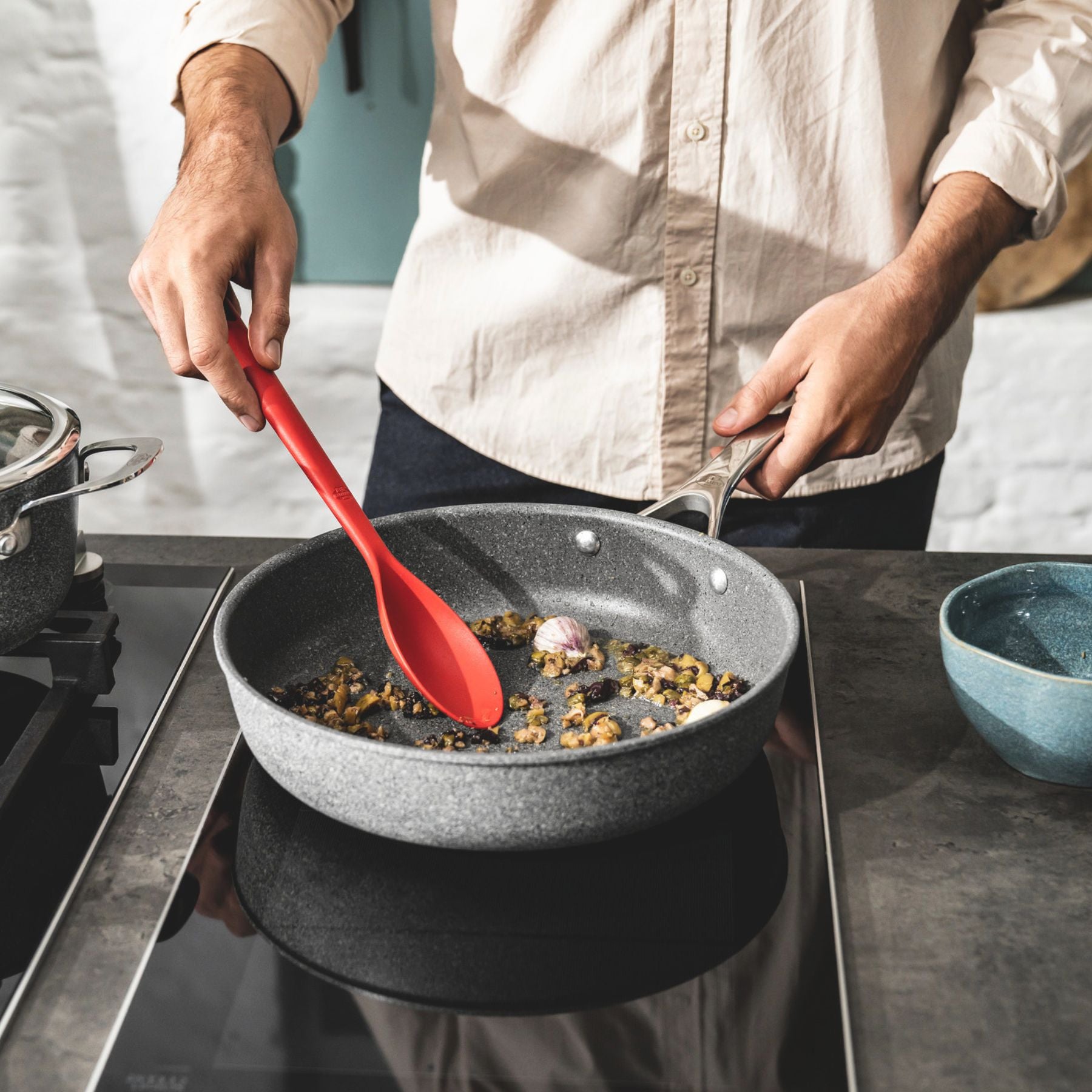 Sauteuse avec couvercle, 28 cm, Aluminium, Revêtement antiadhésif en céramique renforcée en titane Ballarini - Mathon - 2