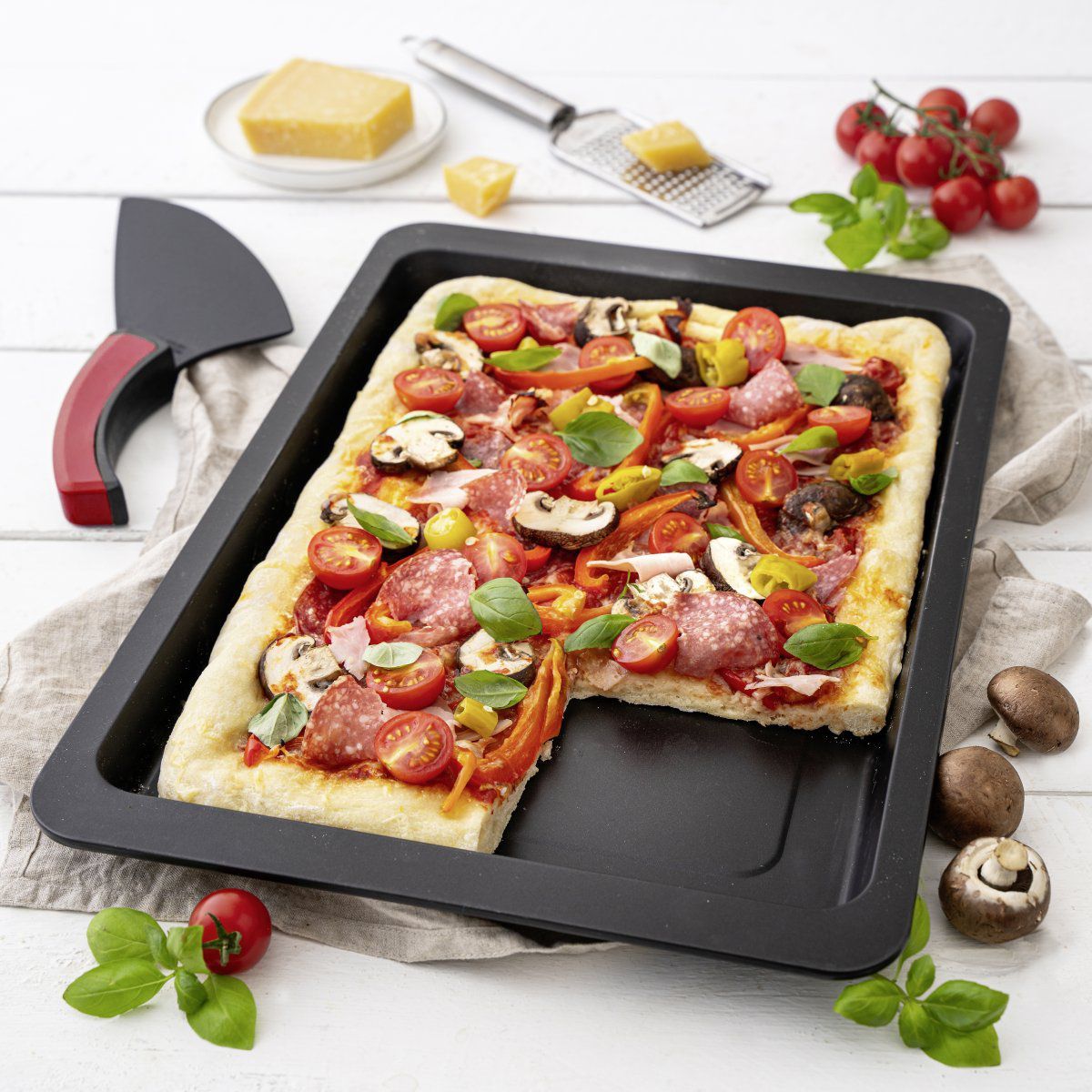 Ensemble pour pizza avec une plaque de cuisson four, 4 planches à pizza rondes et une roulette à pizza Zenker - Mathon - 2