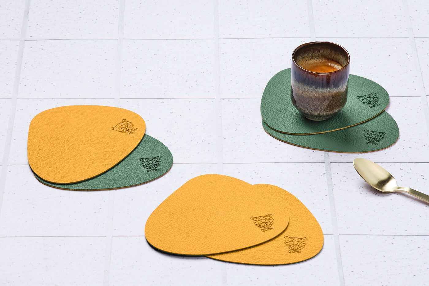 Sous-verre curve réversible - 6 pièces - Cuir recyclé jaune moutarde et vert sapin Björn - Mathon - 2