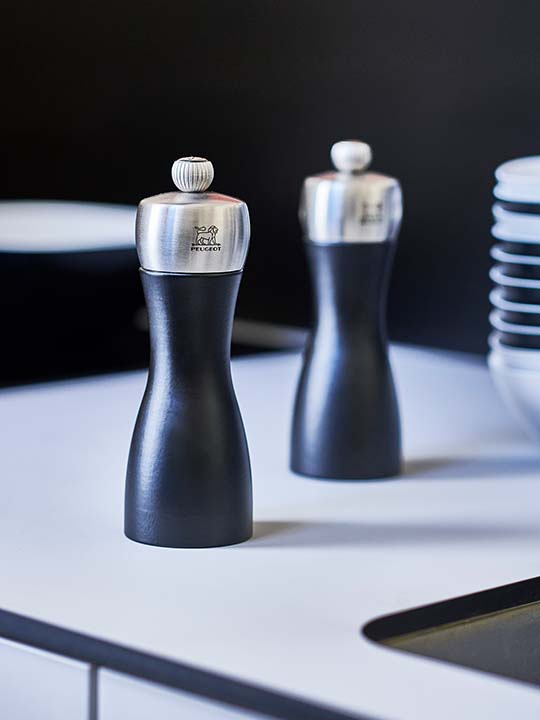 Fidji Moulin à sel manuel en bois et inox couleur noir 15 cm Peugeot - Mathon - 4