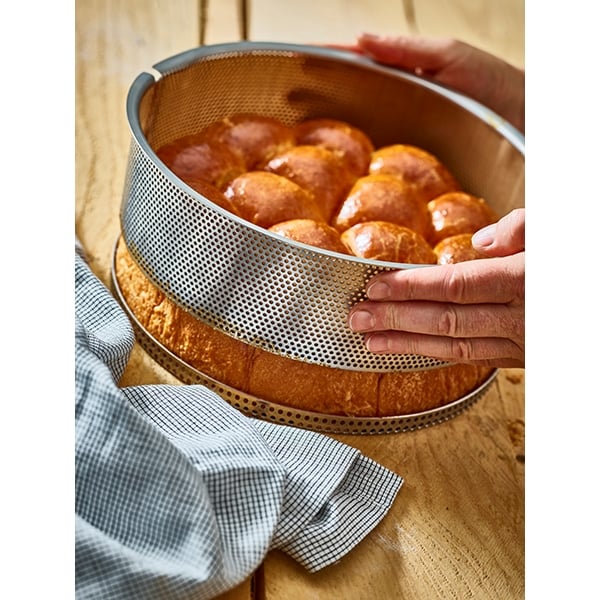 Moule à manqué amovible en inox perforé 24 cm et feuille de cuisson antiadhésive De Buyer - Mathon - 2