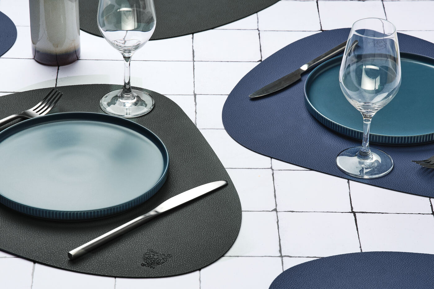 Set de table curve réversible - 6 pièces - Cuir recyclé bleu nuit et gris anthracite Björn - Mathon - 2