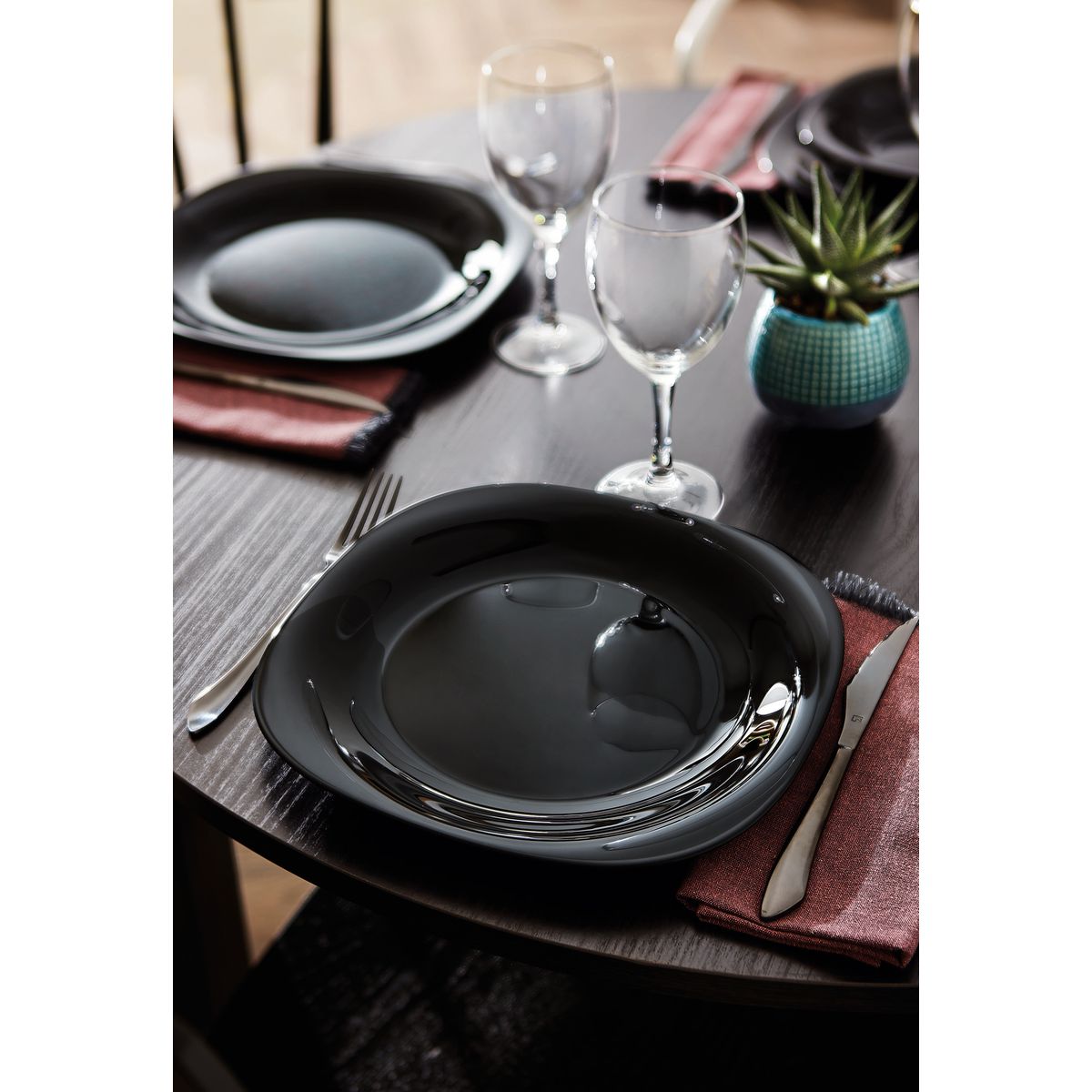 Assiette noire 28,8 x 27 cm Carine Luminarc - Mathon - 2