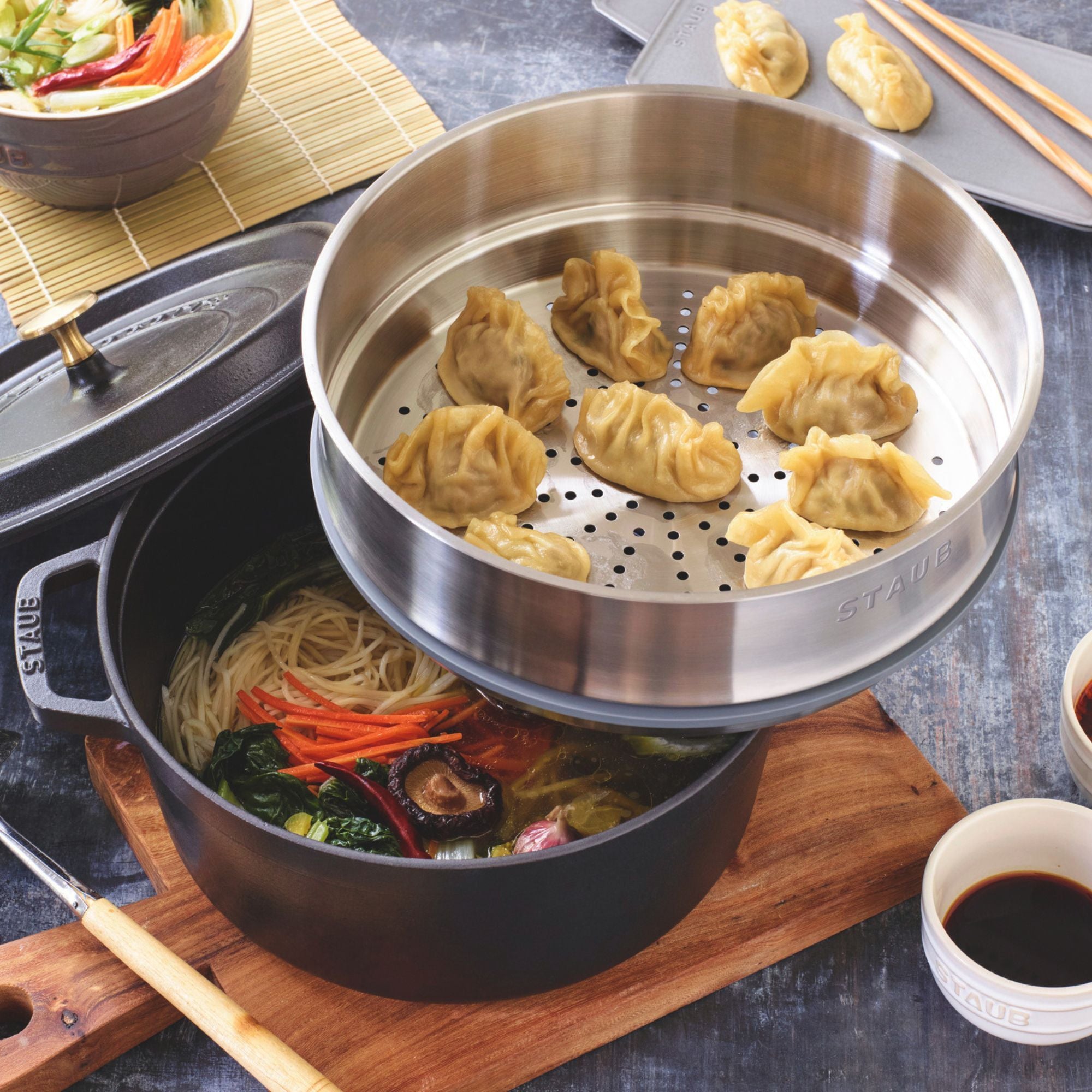 Cocotte avec panier vapeur 24 cm, Rond(e), Noir mat, Fonte Staub - Mathon - 2