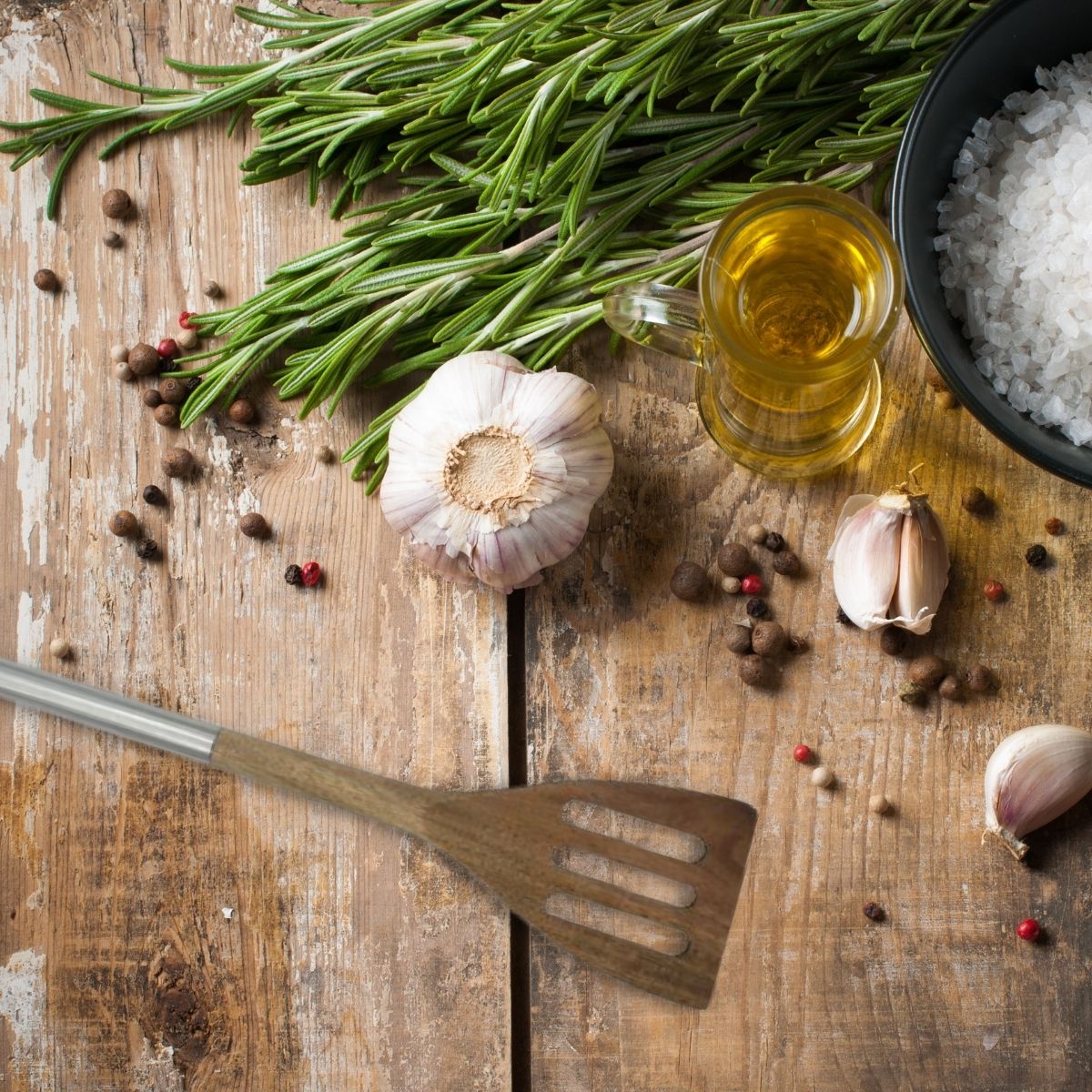 Spatule de cuisine ajourée en bois d